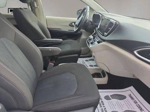 2022 Chrysler Voyager LX