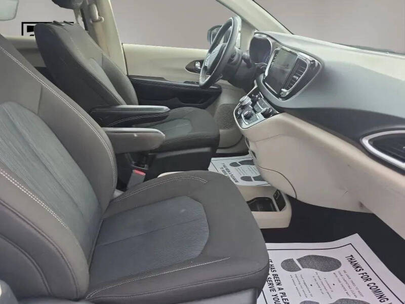 2022 Chrysler Voyager LX