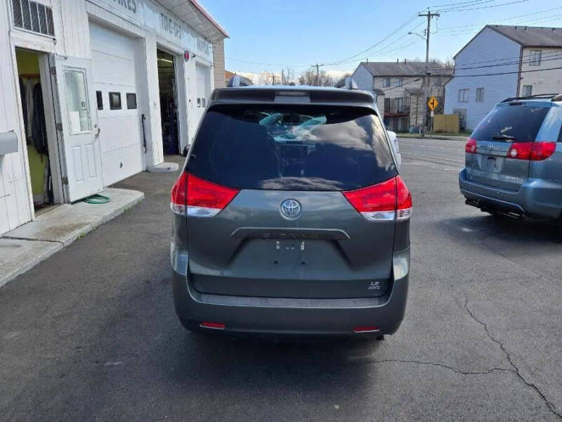 2014 Toyota Sienna LE 7-Passenger