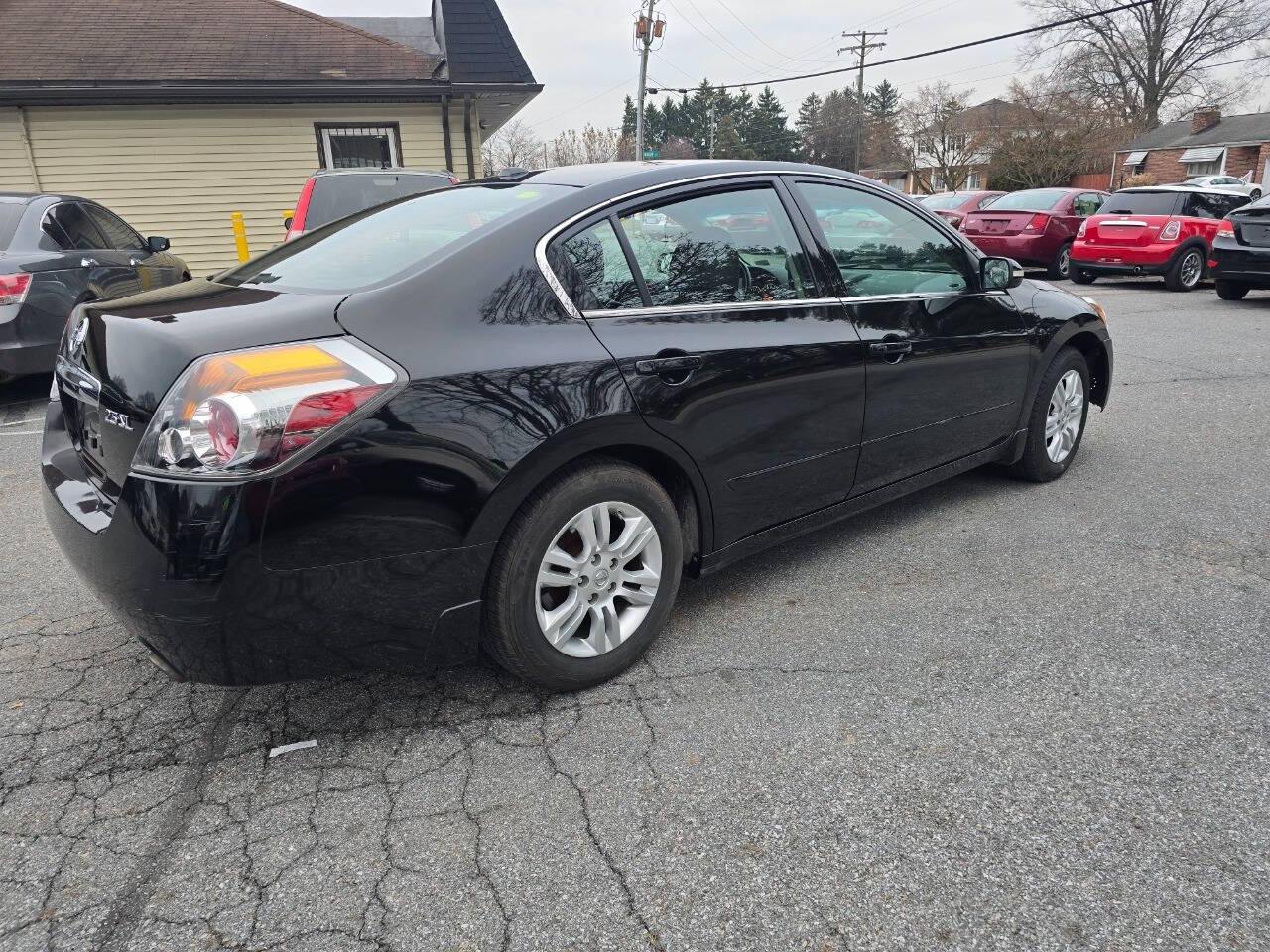 2012 Nissan Altima for sale at QUEENSGATE AUTO SALES in York, PA