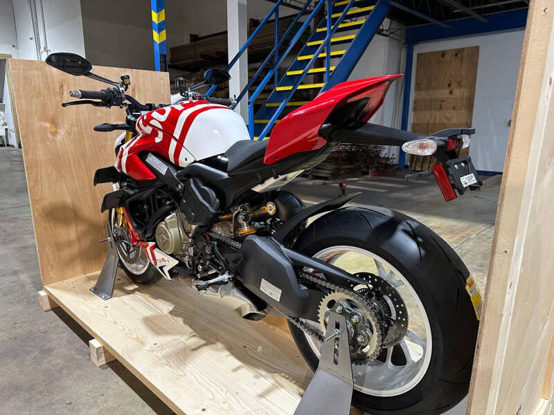 2025 Ducati Streetfighter V4 Supreme