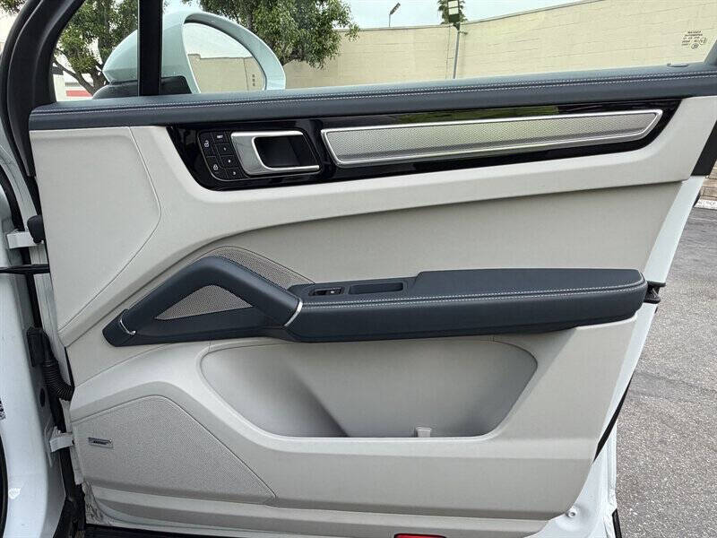2023 Porsche Cayenne S Platinum Edition