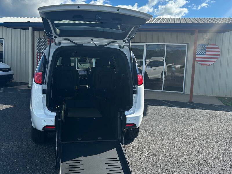 2025 Chrysler Voyager LX