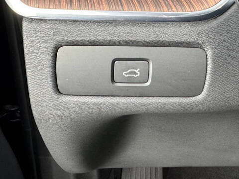 2023 Volvo XC60 B5 Ultimate Bright Theme