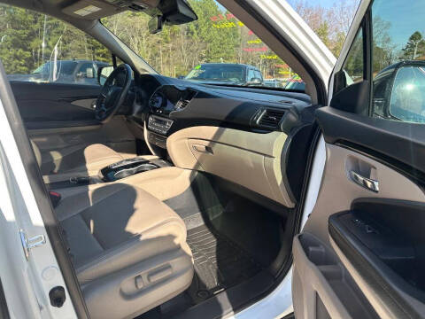 2022 Honda Pilot Touring w/Rear Captain's Chairs