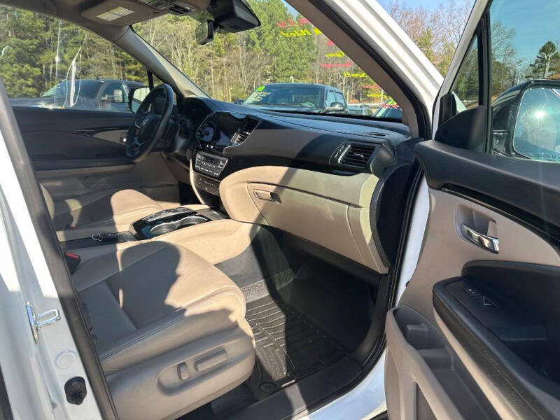 2022 Honda Pilot Touring w/Rear Captain's Chairs