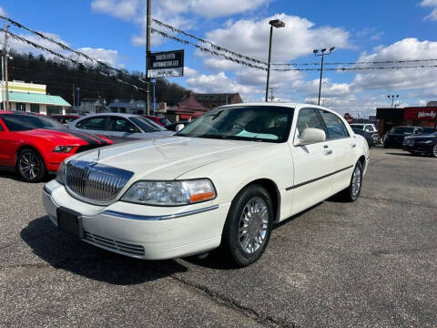 2006 Lincoln Town Car for sale at SOUTH FIFTH AUTOMOTIVE LLC in Marietta OH