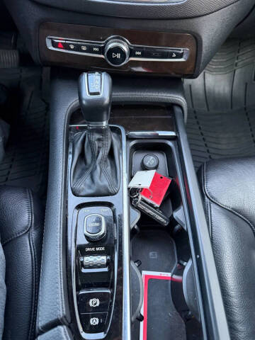 2017 Volvo XC90 T6 Momentum