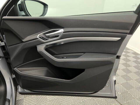 2022 Audi e-tron quattro Premium