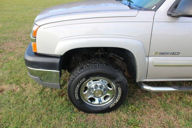 2004 Chevrolet Silverado 2500HD LS photo 13