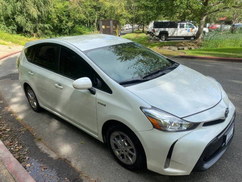 2015 Toyota Prius v Five