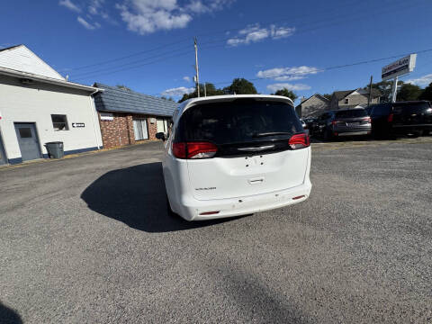 2022 Chrysler Voyager LX