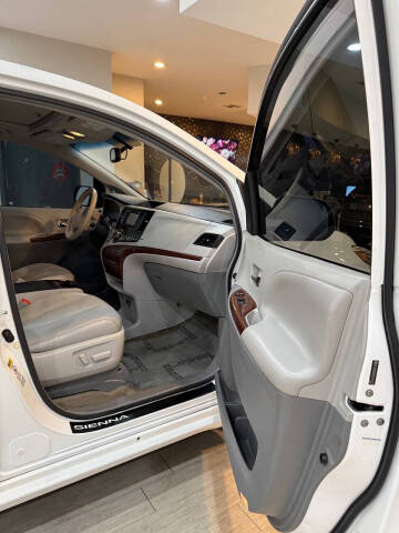 2014 Toyota Sienna XLE 8-Passenger