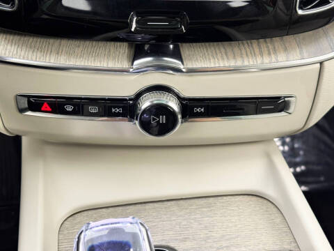 2023 Volvo XC60 B5 Ultimate Dark Theme