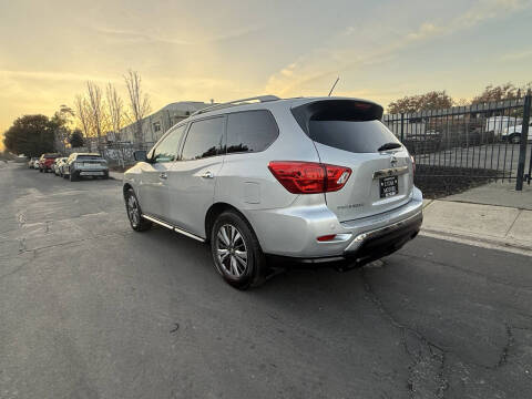 2018 Nissan Pathfinder SV