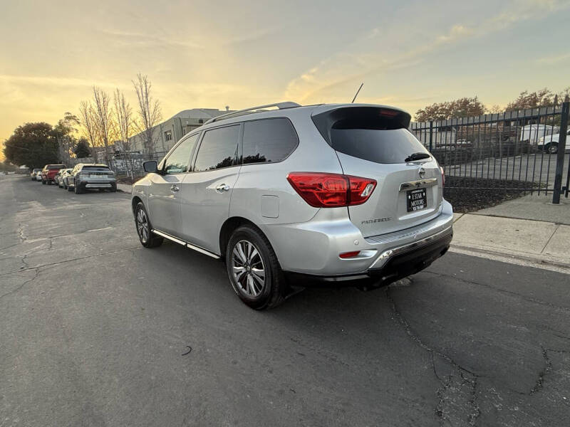2018 Nissan Pathfinder SV