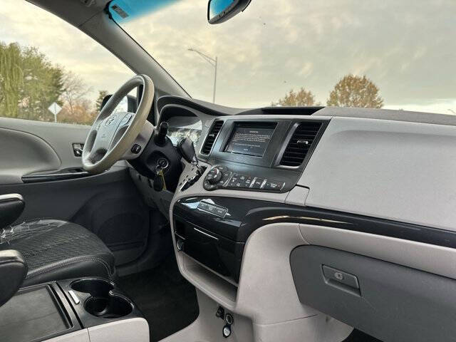 2013 Toyota Sienna SE 8-Passenger