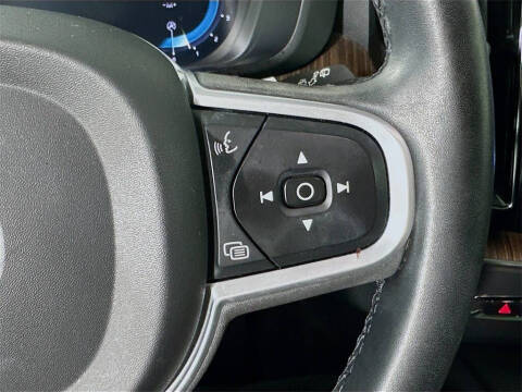 2022 Volvo XC60 B5 Momentum