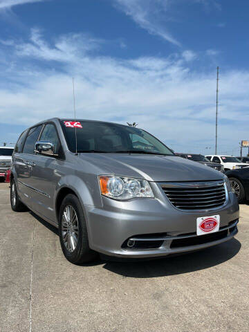 2014 Chrysler Town and Country for sale at UNITED AUTO INC in South Sioux City NE