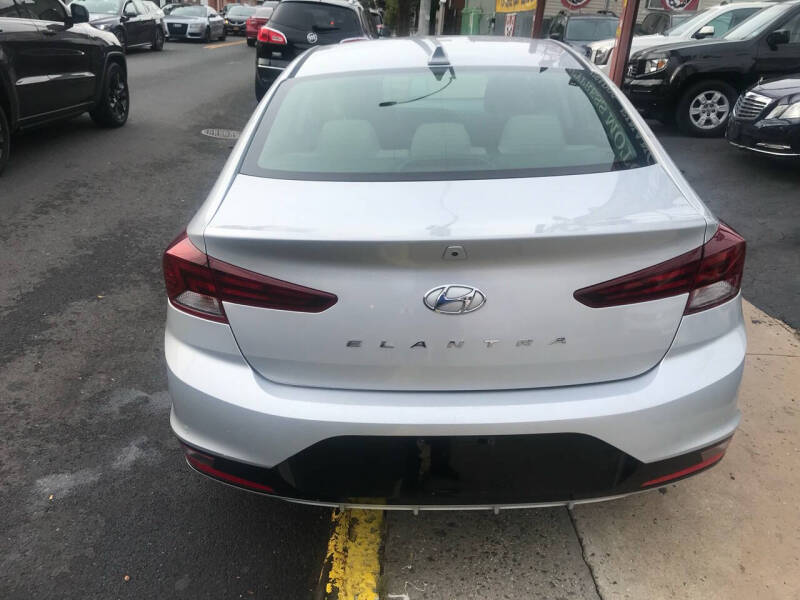 2019 Hyundai Elantra SEL photo 8