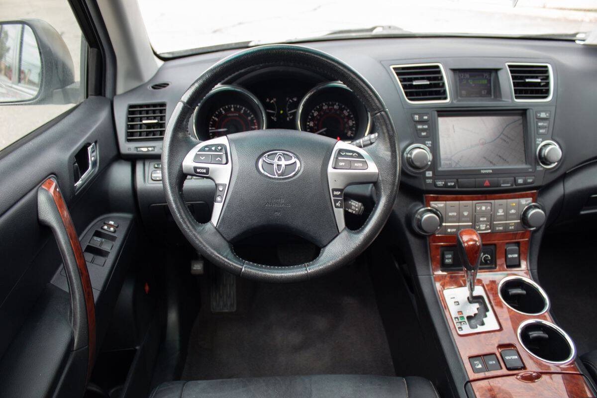 2011 Toyota Highlander for sale at Vrbo Motors in Linden, NJ