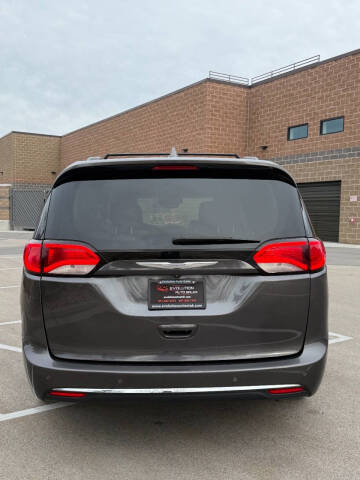 2017 Chrysler Pacifica Touring-L