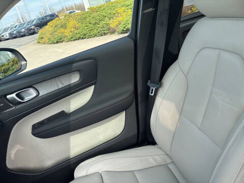 2023 Volvo XC40 B5 Ultimate Dark Theme
