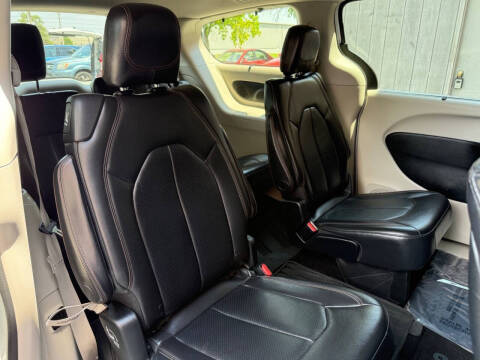 2017 Chrysler Pacifica Touring-L Plus