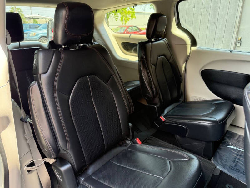2017 Chrysler Pacifica Touring-L Plus