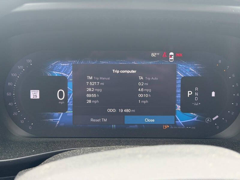 2025 Volvo XC40 B5 Plus Bright Theme