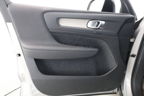 2024 Volvo XC40 B5 Plus Dark Theme