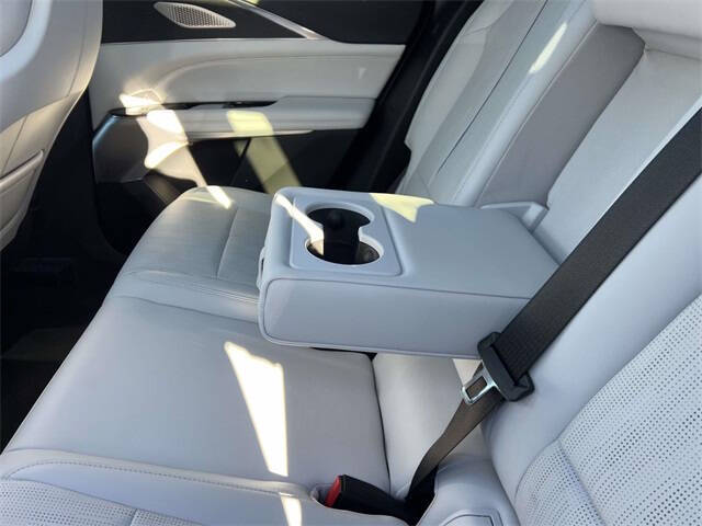 2024 Cadillac LYRIQ Luxury 2