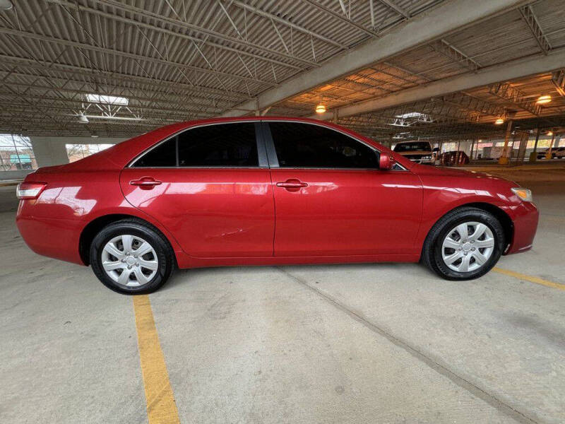 2011 Toyota Camry LE photo 9