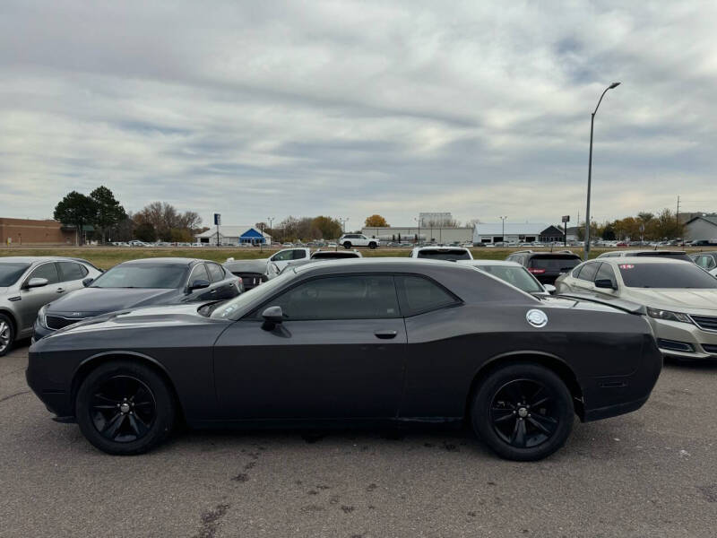 2017 Dodge Challenger SXT photo 16