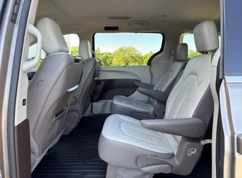 2017 Chrysler Pacifica Touring-L Plus