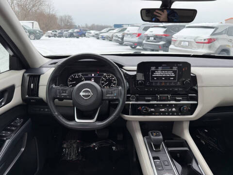 2023 Nissan Pathfinder SL