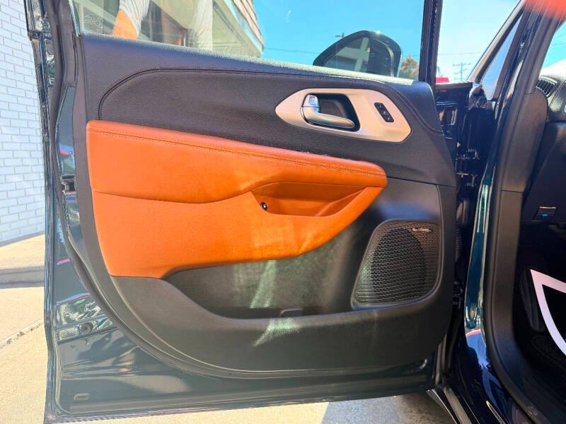 2025 Chrysler Pacifica Plug-In Hybrid Pinnacle