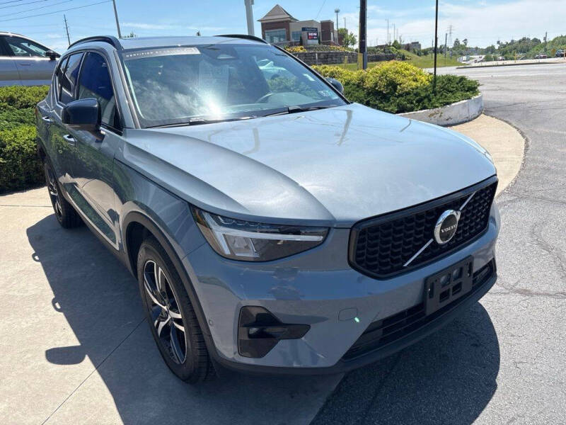 2023 Volvo XC40 B5 Plus Dark Theme