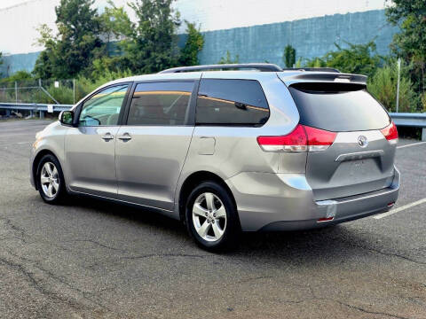 2011 Toyota Sienna LE 8-Passenger