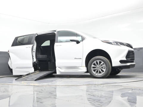 2025 Toyota Sienna LE 8-Passenger