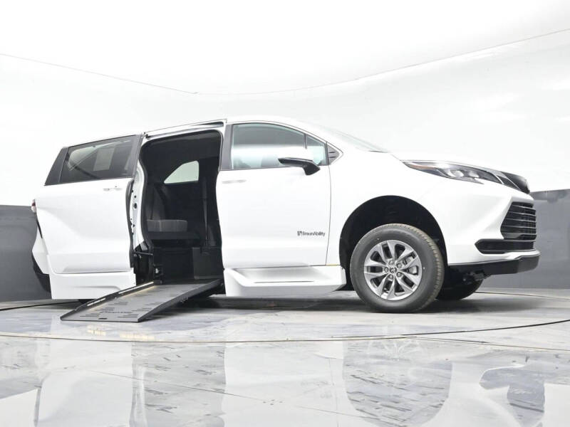 2025 Toyota Sienna LE 8-Passenger