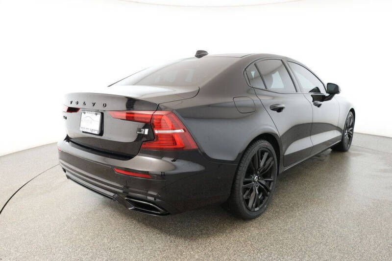 2022 Volvo S60 Recharge T8 R-Design Black Edition