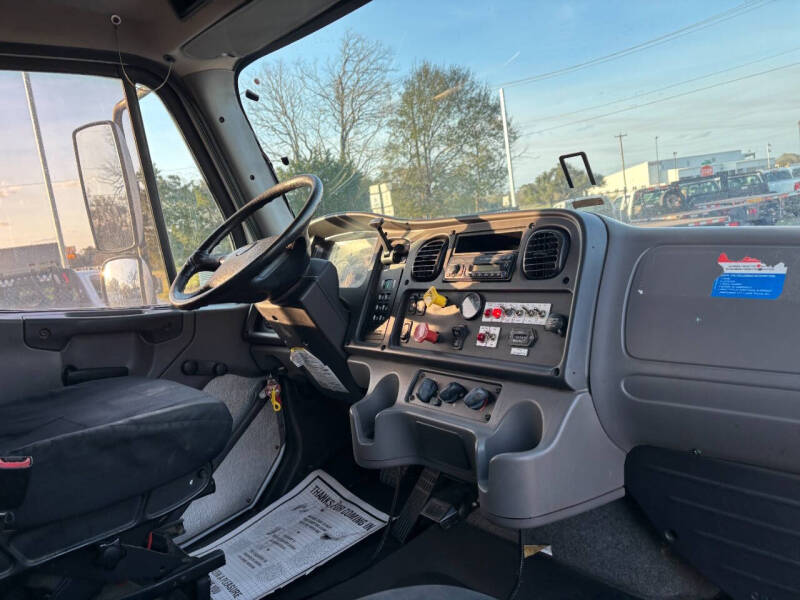 2015 Freightliner M2 106