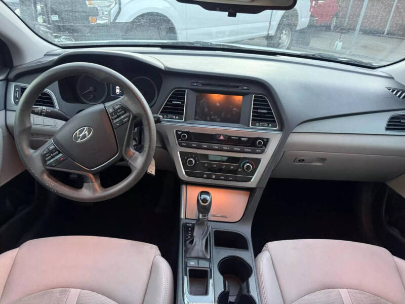 2017 Hyundai Sonata SE photo 16