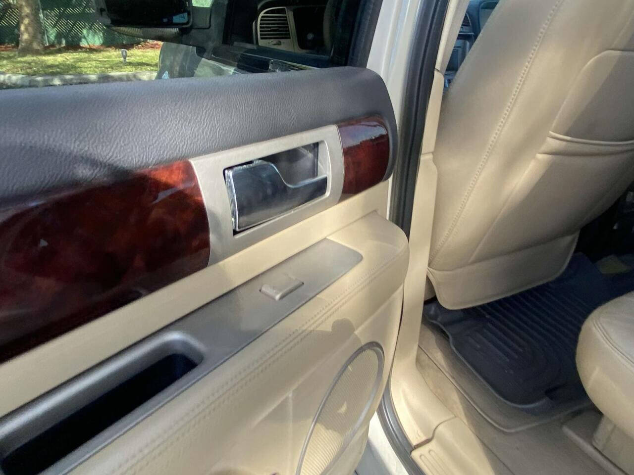 2005 Lincoln Navigator  - $8,750