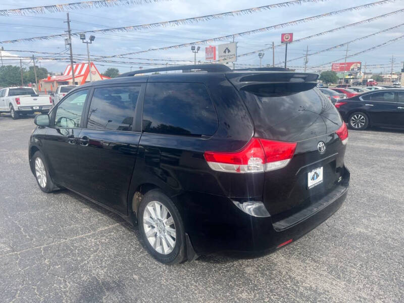 2012 Toyota Sienna LE 7-Passenger
