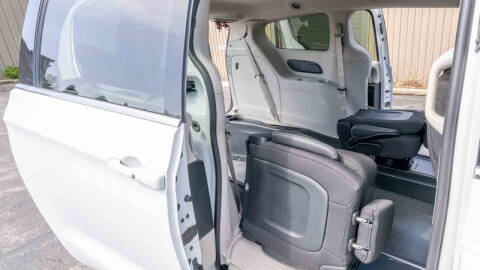 2022 Chrysler Voyager LX