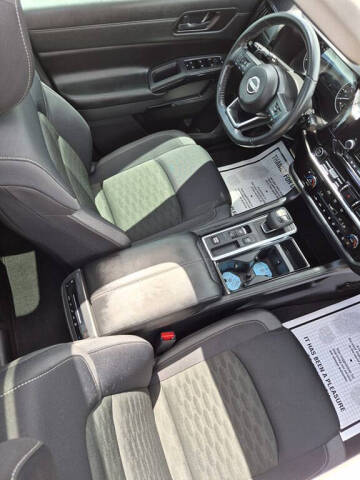 2024 Nissan Pathfinder SV