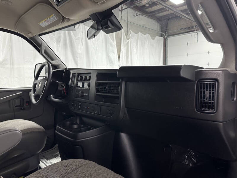 2025 Chevrolet Express LT 3500