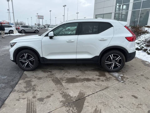 2025 Volvo XC40 B5 Core Bright Theme